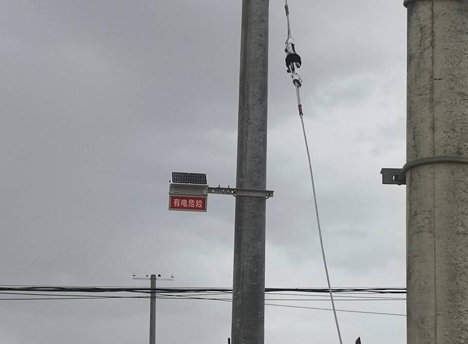 甘肅電力安裝防外破警示牌，為電力防護(hù)增添“保護(hù)傘”